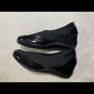 Comfy Black flats Size 7 1/2